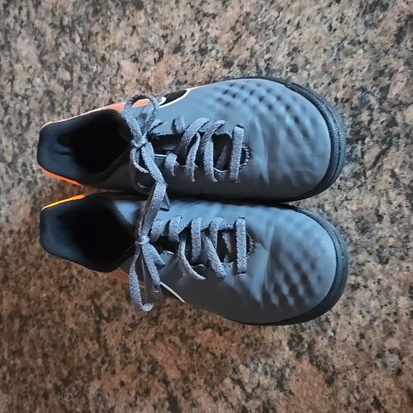 Nike Boys Soccer Cleats Size 4 - Picture 2 of 5